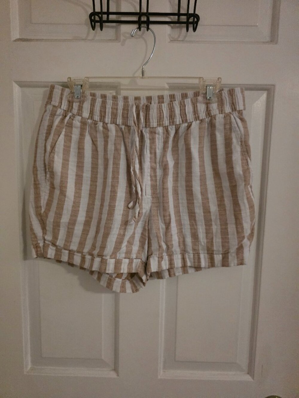 Old Navy White Tan Striped Mens Shorts Lightweight Material Size Medium
